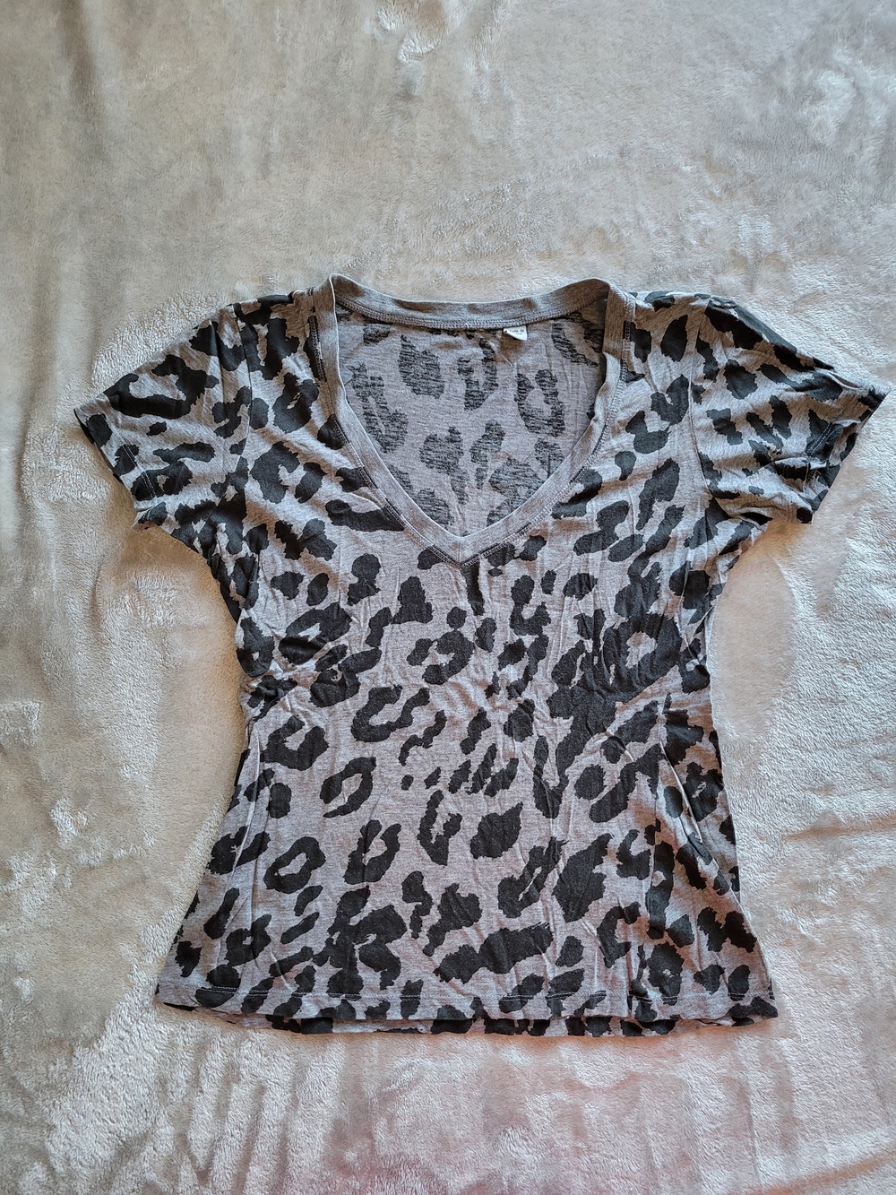 L.A.M.B.  V-Neck Leopard Print Tee - Gray/Black